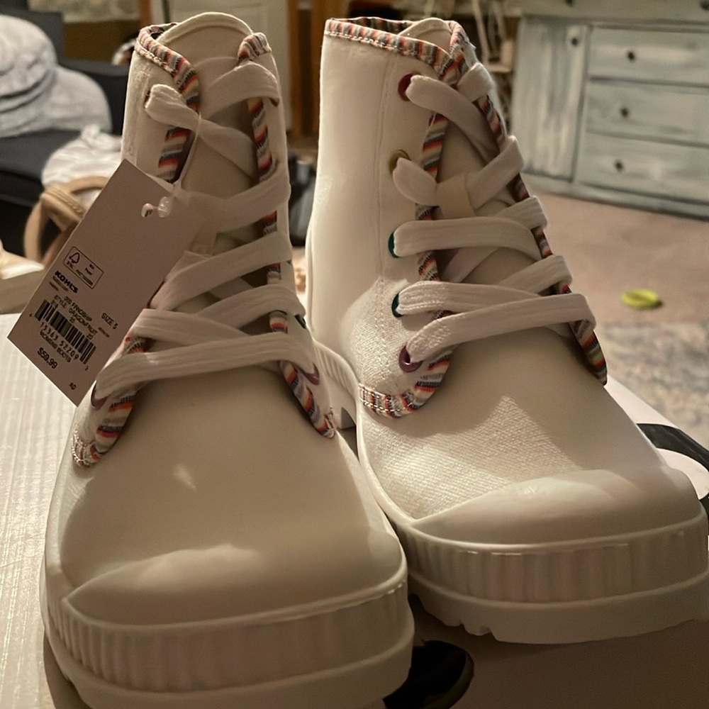 NWT in box SO Friendship Dragonfruit women’s high top canvas sneakers, Size 5